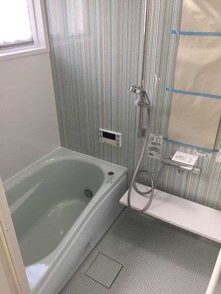 給湯器を新たに外部に設け、新規追い炊き配管をし、広々とした浴室に生まれ変わりました。