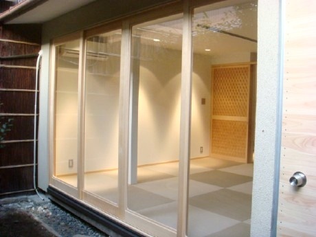 近代的和室　網代編みを建具に採用し趣を演出