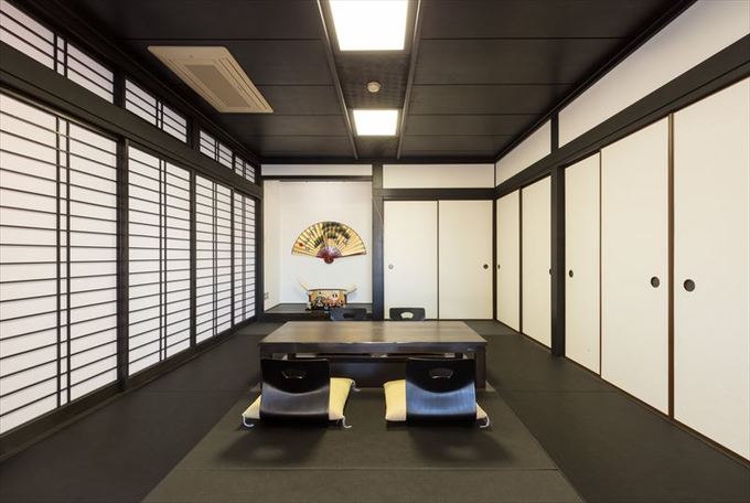まるで迎賓館のよう！丘の上にそびえる白亜の豪邸