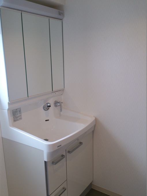 洗面化粧台はLIXILのものです。