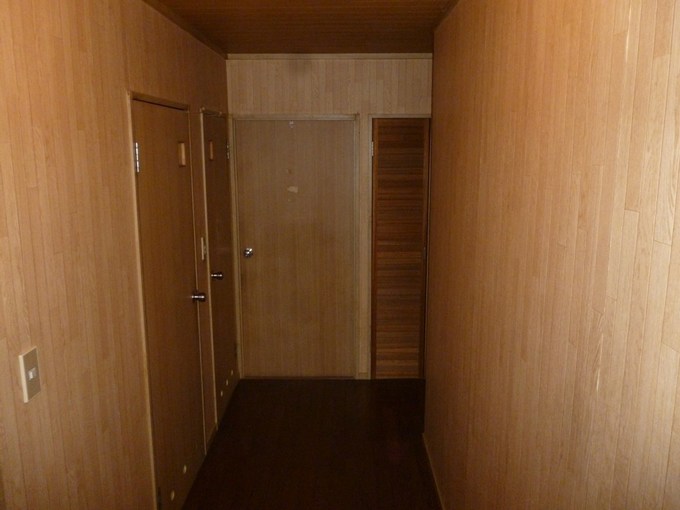 暗い印象です。劣化が目立ちます。