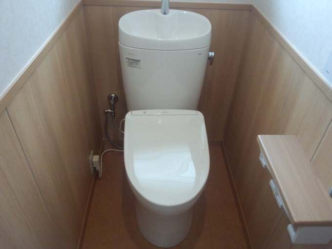木目の腰壁がキレイな落ちついたトイレ