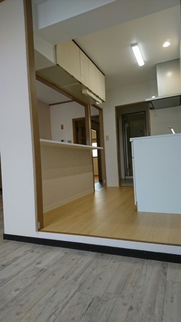 キッチン空間にメリハリを出して動線も確保です