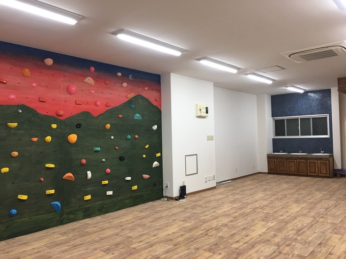 夕景をイメージしたボルダリングのある放課後児童クラブ