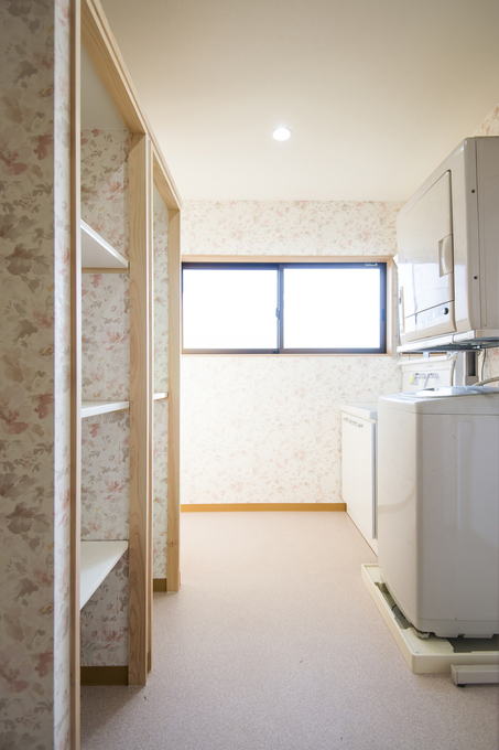 キッチンやトイレ、洗面脱衣室などの水廻りはバックヤードで
つながっています。オープンな収納も新設。