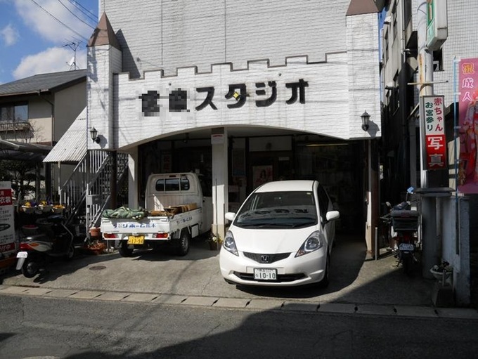 “白い写真館”カフェやインテリアショップを思わせるファサード