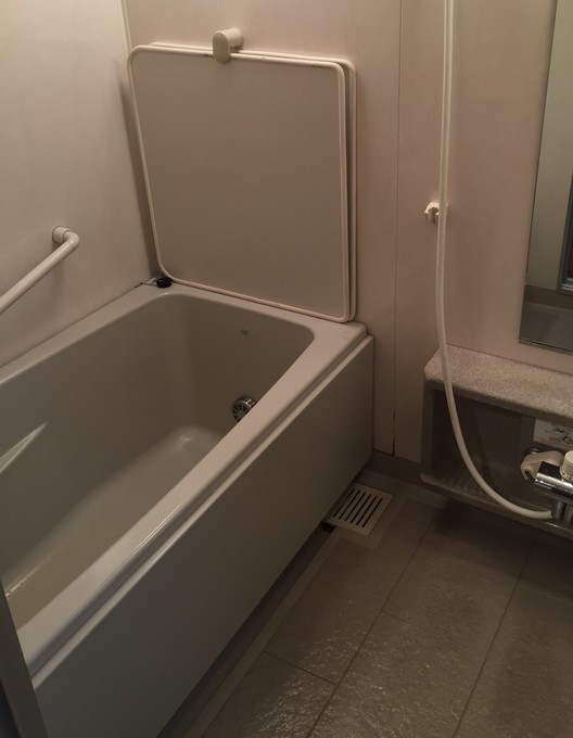 水はけが良く衝撃を吸収する床材で快適なバスタイムを