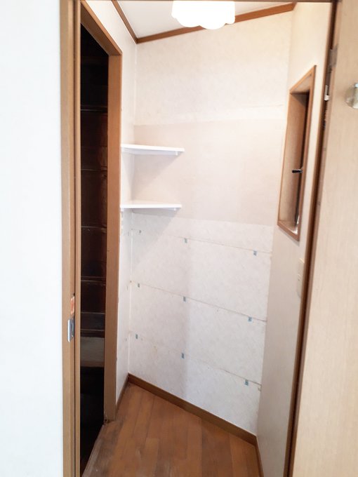 小さな三角形の棚が2枚になり、脱衣スペースがとてもゆったりとしました。