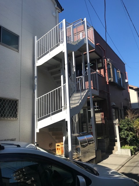 バルコニーにあわせた階段塗装でオシャレなイメージに
