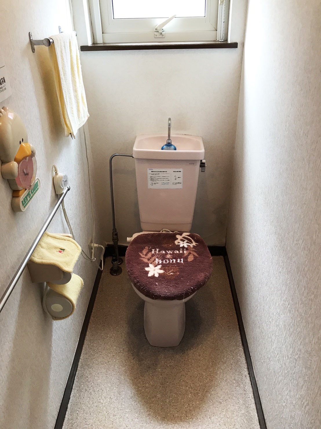 水漏れによりトイレの床・壁に被害