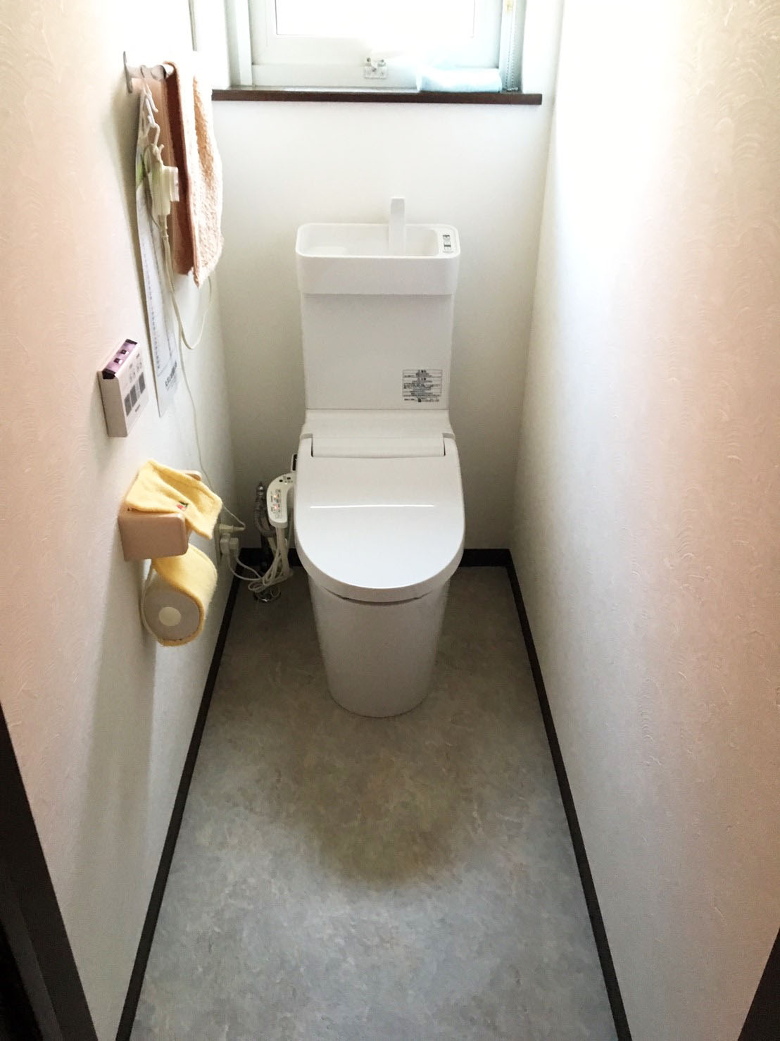 水漏れによりトイレの床・壁に被害