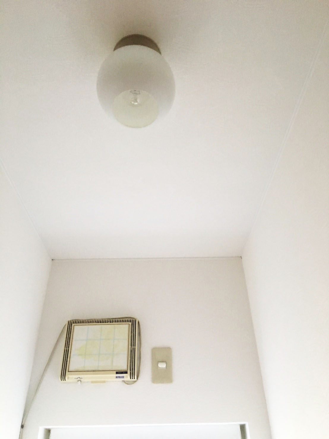 水漏れによりトイレの床・壁に被害