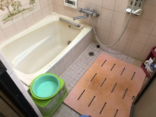 昔ながらのタイルのお風呂です。カビ等でかなり汚れてきていました。