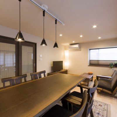 無垢の木に囲まれた温かな住まい
