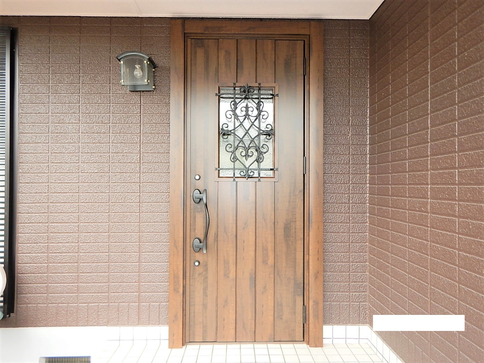 数時間の作業で玄関ドアが新しくなります