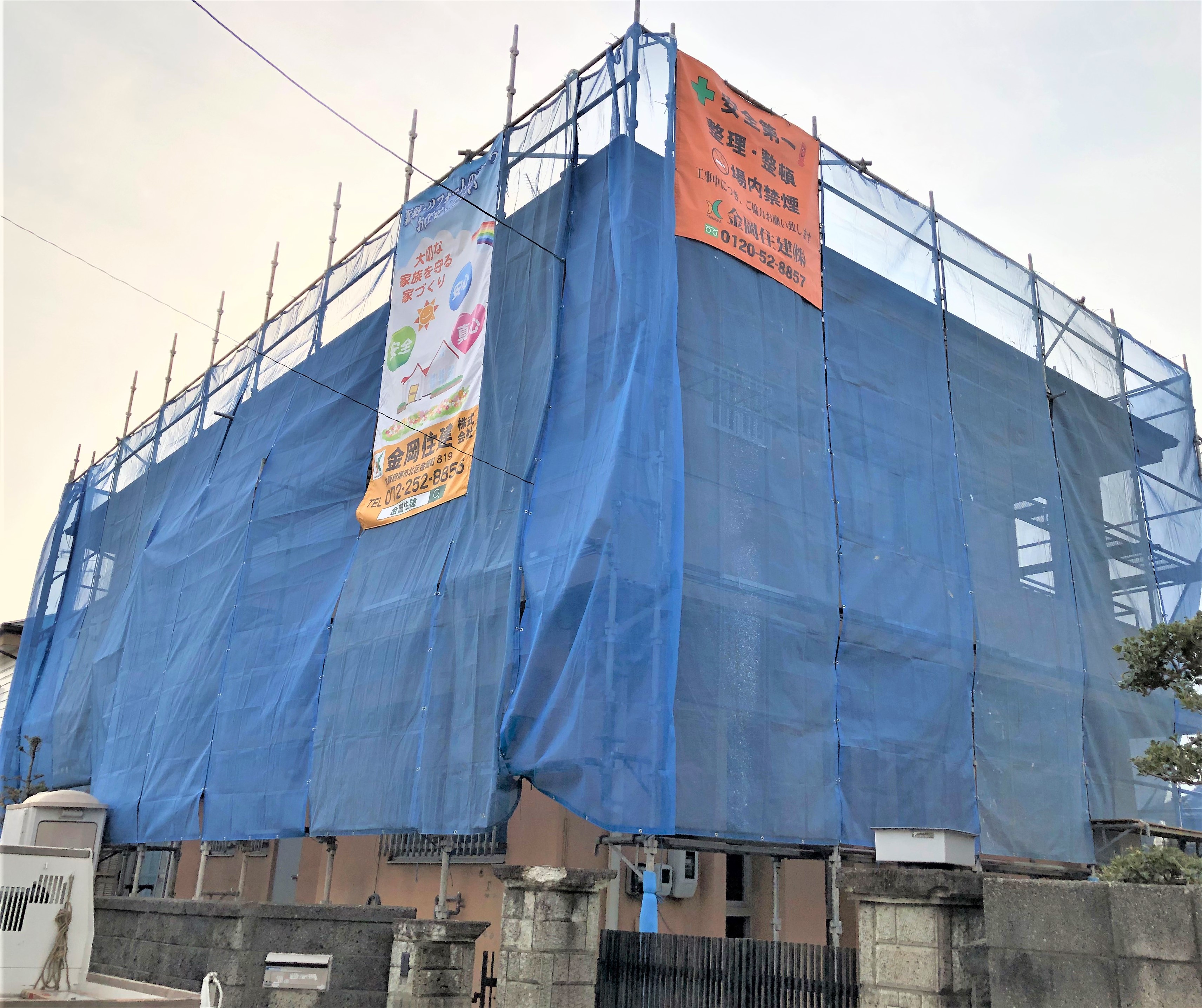 屋根を高圧洗浄後ラジカル塗装と棟板金の取替で綺麗な仕上がりに