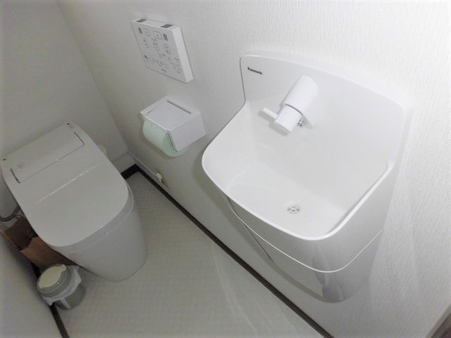 明るく清潔感のあるスッキリしたトイレへ
