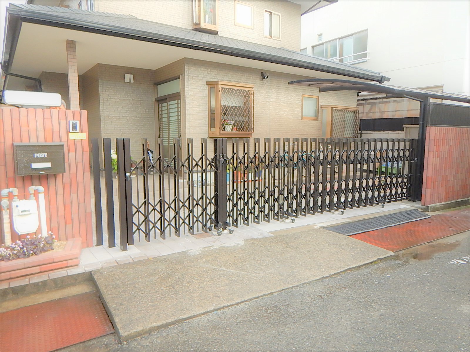 オープン外構に伸縮門扉の取付け工事 他
