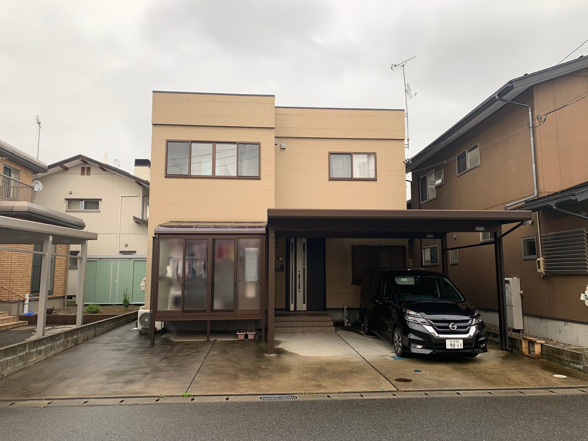 外壁表面の塗膜が剥がれ始めたことが外壁リフォームのきっかけとなりました。
