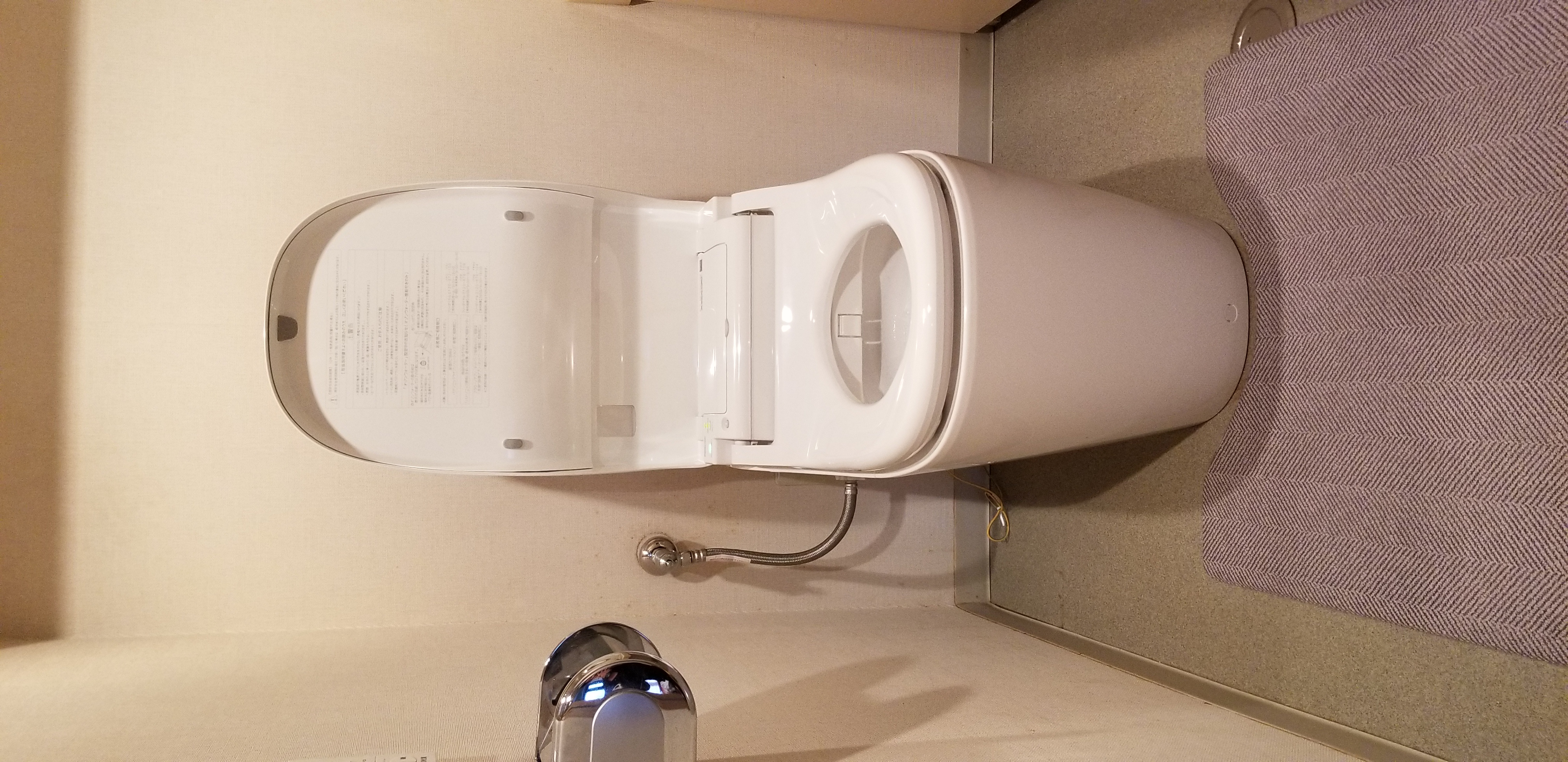 広々トイレ空間☆タンクレス便器☆
